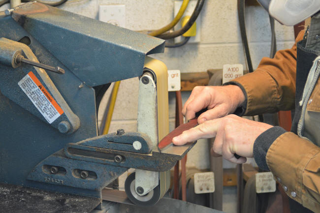 Profiling a knife blade to make it perpendicular on the flat platen